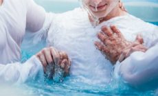 USA/CALIFORNIE : PRES DE 1000 PERSONNES SE FONT BAPTISER