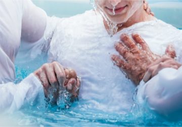 USA/CALIFORNIE : PRES DE 1000 PERSONNES SE FONT BAPTISER