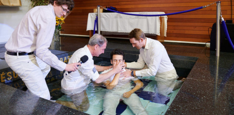 ANGLETERRE/ EN PLEIN CONFINEMENT, DES POLICIERS TENTENT D’EMPECHER UN SERVICE DE BAPTEME DANS UNE EGLISE DE LONDRES