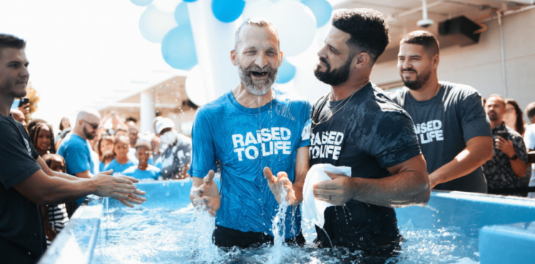 CONVERSION/ 589 PERSONNES BAPTISEES A ELEVATION CHURCH EN UN SEUL WEEK-END