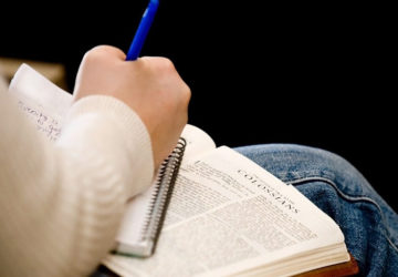 USA : Une jeune femme trisomique copie l’intégralité de la Bible à la main