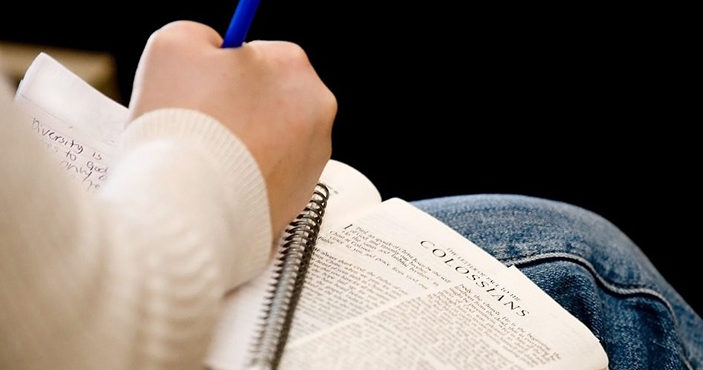 USA : Une jeune femme trisomique copie l’intégralité de la Bible à la main