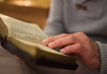 Etats-Unis : Pour enseigner des méthodes de mémorisation, un homme apprend 20 chapitres de la Bible