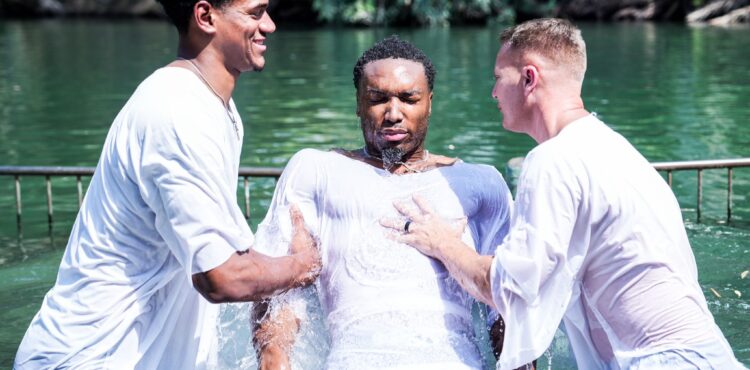 ISRAEL/ UNE EQUIPE DE BASKETTEURS AMERICAINS  BAPTISEES DANS LE JOURDAIN