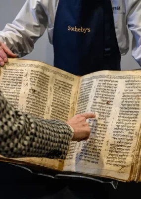 Israël : La plus ancienne bible hébraïque vendu aux enchères à 50 millions de dollars.