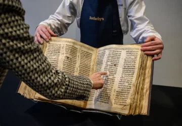 Israël : La plus ancienne bible hébraïque vendu aux enchères à 50 millions de dollars.
