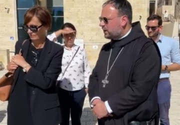 Jérusalem :  un abbé allemand est prié de retirer sa croix lors d’une visite au Mur Occidental
