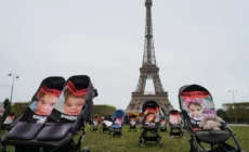 Otages du Hamas : 30 poussettes vides devant la tour Eiffel pour réclamer la libération des enfants.