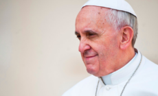 Le Vatican : Le pape François autorise le mariage des couples de même sexe.