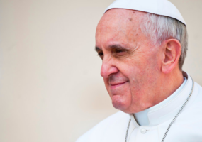Le Vatican : Le pape François autorise le mariage des couples de même sexe.