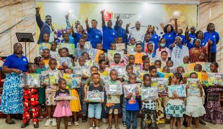Côte d’Ivoire : l’ONG AJVC offre des kits scolaires à 80 enfants