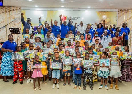 Côte d’Ivoire : l’ONG AJVC offre des kits scolaires à 80 enfants